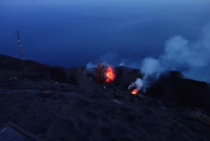 Senderismo al atardecer en el volcán Stromboli