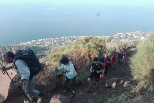 Vandring ved solnedgang på vulkanen Stromboli