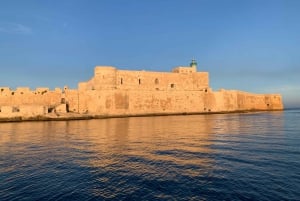 シラクサ：オルティジア島と洞窟のボートツアー（水泳の解説付き）