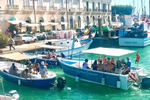 Syracuse: Boat tour Ortigia island,seacaves and explaination