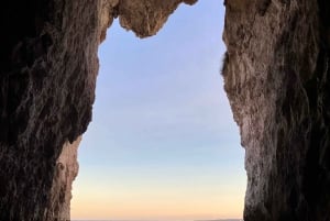 Syracuse: Boat tour Ortigia island,seacaves and explaination