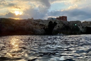 Syracuse: Boat tour Ortigia island,seacaves and explaination