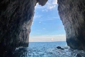 Syracuse: Boat tour Ortigia island,seacaves and explaination