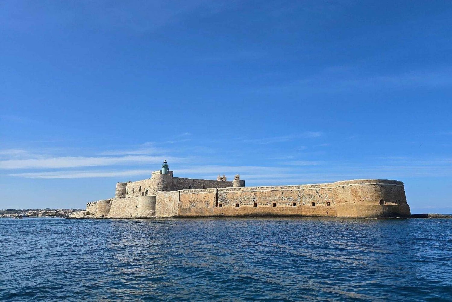 Syrakus: Bootsfahrt mit Mittagessen, Wein und Badestopps