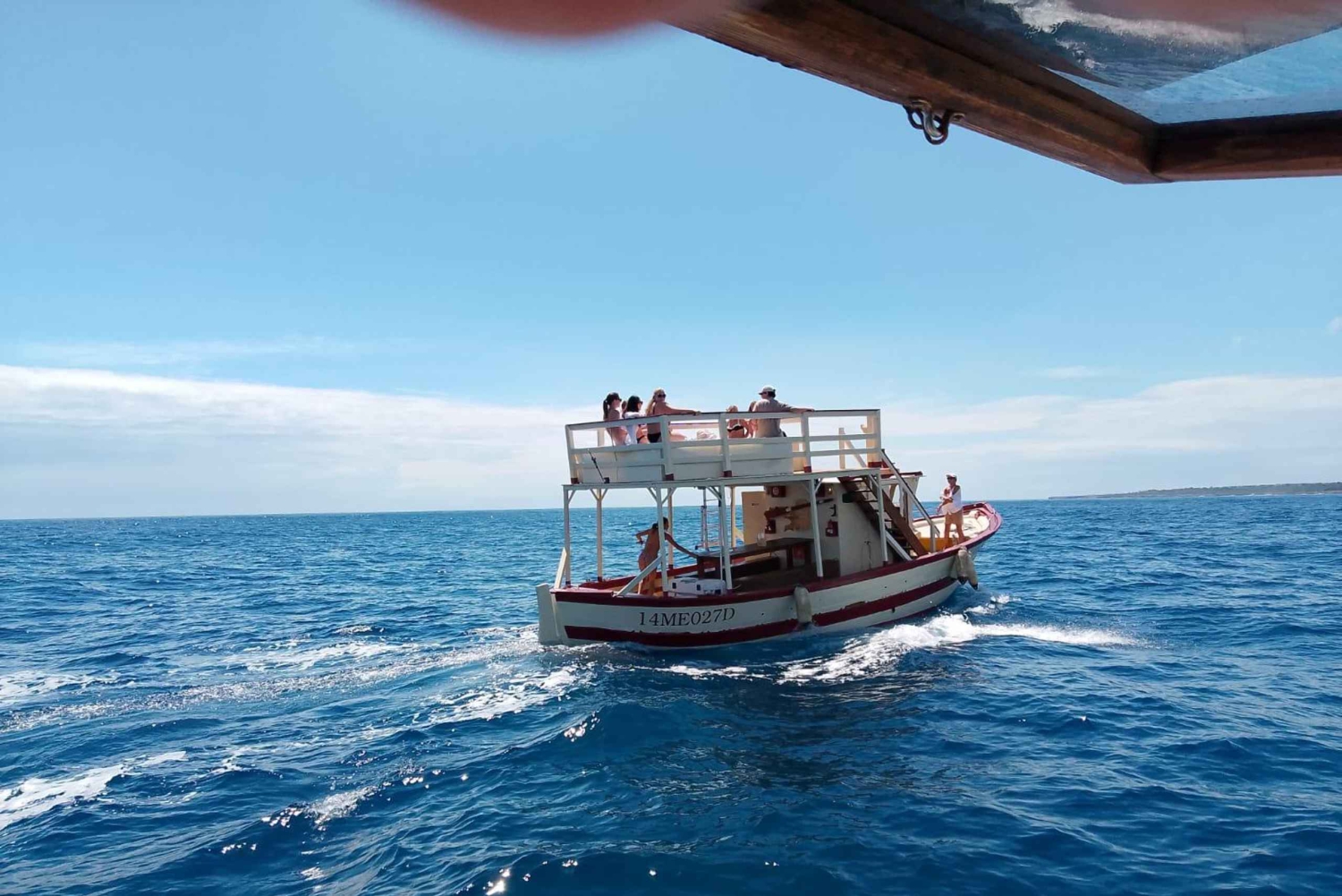 Syrakus: Bootsfahrt mit Mittagessen, Wein und Badestopps