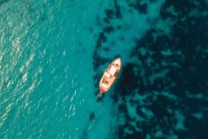 Syrakus: Bådtur med frokost, vin og svømmestop