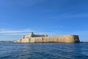 Syrakus: Bootsfahrt mit Mittagessen, Wein und Badestopps