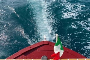 Syrakus: Bootsfahrt mit Mittagessen, Wein und Badestopps