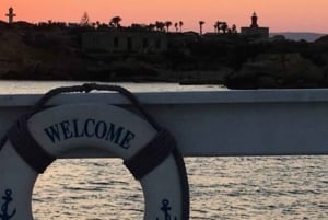 Syrakus: Bootsfahrt mit Mittagessen, Wein und Badestopps