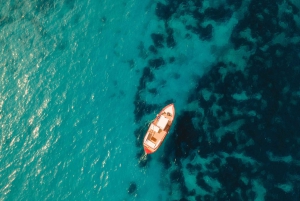 Syrakus: Bootsfahrt mit Mittagessen, Wein und Badestopps