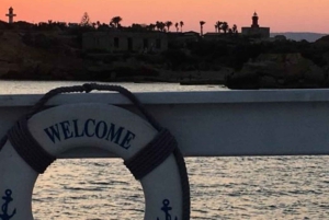 Syrakus: Bootsfahrt mit Mittagessen, Wein und Badestopps