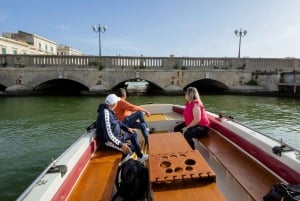 Siracusa: Båttur til øya Ortigia og grottene i havet