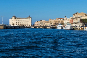 Siracusa: tour en barco por la isla de Ortigia con comida y vino