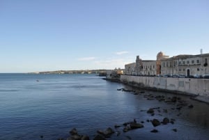 Siracusa: tour in barca di mezza giornata dell'isola di Ortigia con aperitivo