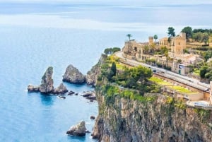Taormina ao longo de belos lugares com uma especialidade de almoço