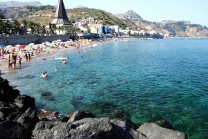 Taormine : tour en bateau avec plongée en apnée et baignade