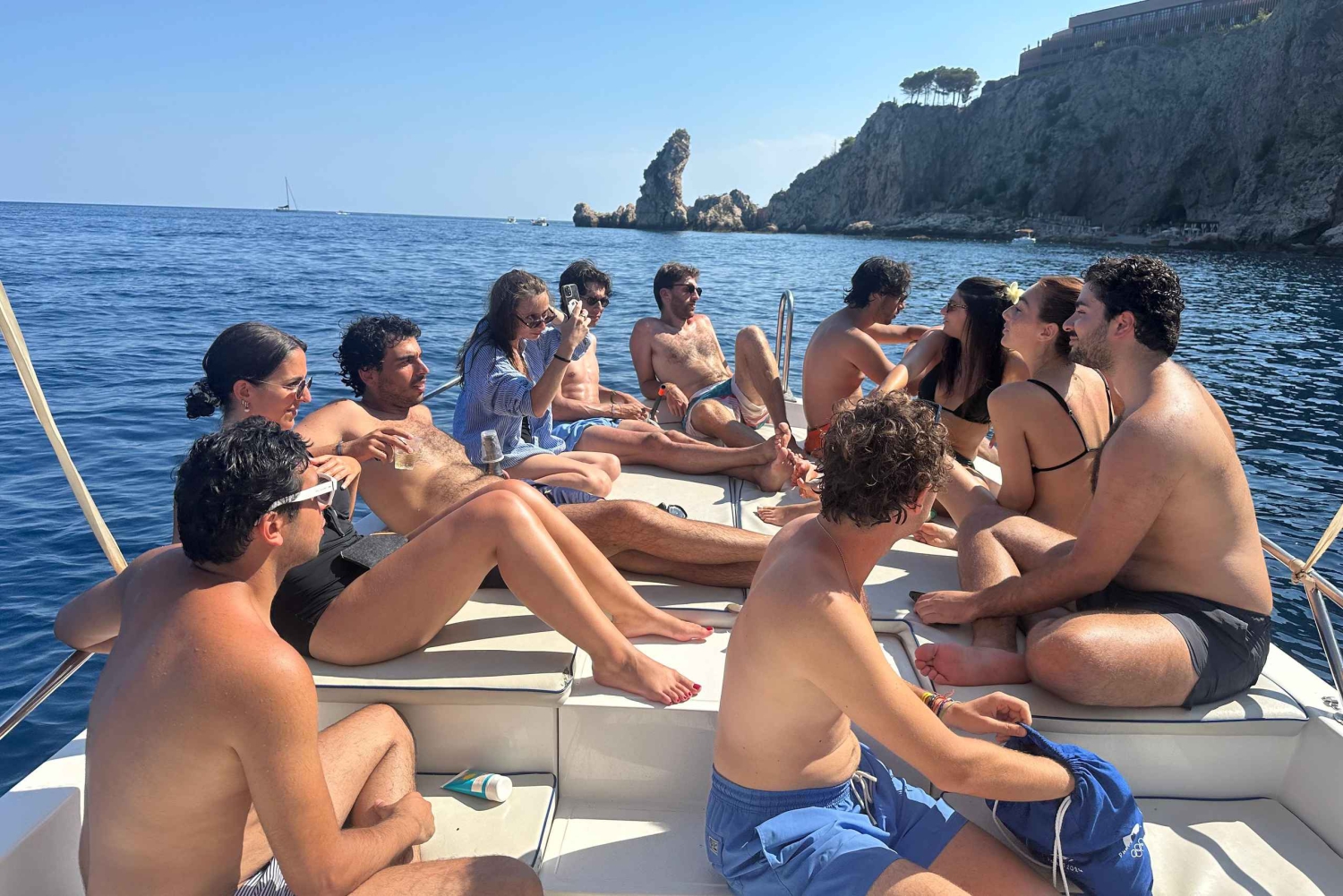 Taormina: Bådtur langs kysten med aperitif og snorkling