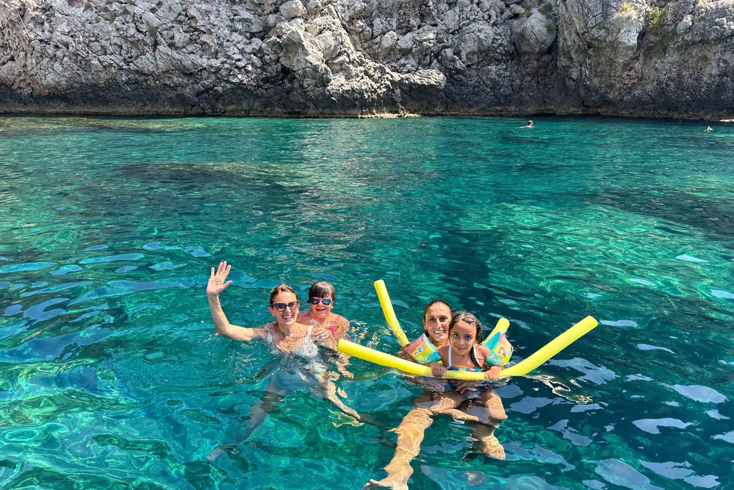 Taormina: Bådtur langs kysten med aperitif og snorkling