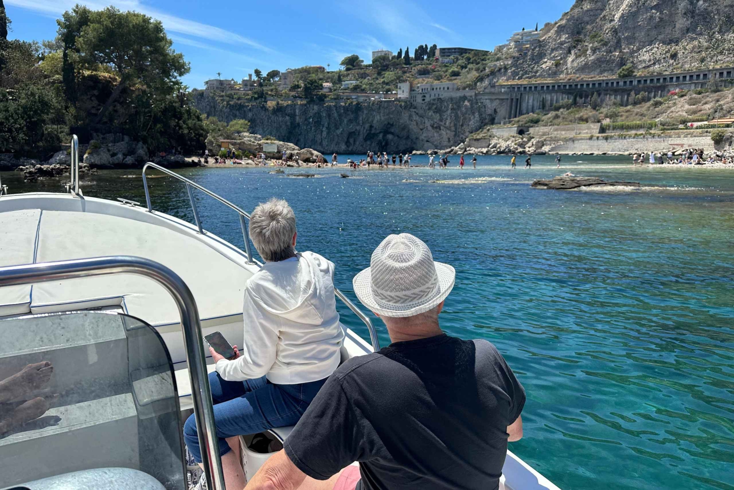 Taormina: Bådtur langs kysten med aperitif og snorkling