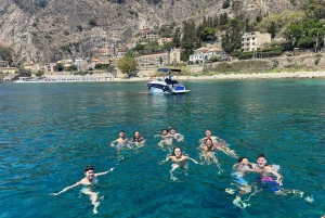Taormina: Bådtur langs kysten med aperitif og snorkling