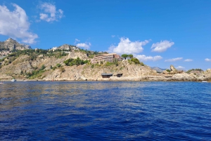 Taormina: Bådtur langs kysten med aperitif og snorkling
