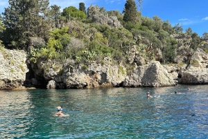 Taormina: Bådtur langs kysten med aperitif og snorkling