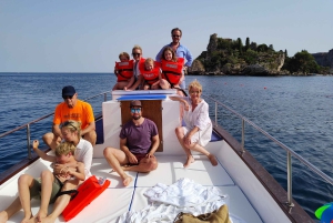 Taormina: Bådtur langs kysten med aperitif og snorkling