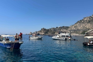 Taormina: Bådtur langs kysten med aperitif og snorkling