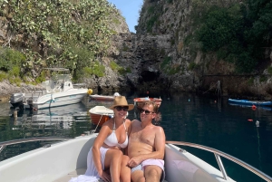 Taormina: passeio de barco cultural saindo de Isola Bella - Gruta Azul