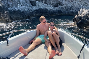 Taormina: passeio de barco cultural saindo de Isola Bella - Gruta Azul