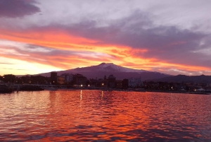 Taormine : tour avec les dauphins et apéritif au coucher du soleil en bateau
