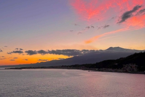 Taormine : tour avec les dauphins et apéritif au coucher du soleil en bateau