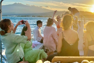 Taormine : tour avec les dauphins et apéritif au coucher du soleil en bateau