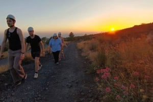 Taormina: Tour zum Sonnenuntergang am Ätna mit Höhlenbesichtigung und Verkostung