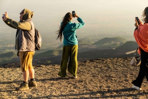 Taormina: excursión al atardecer al monte Etna con visita a una cueva y degustación