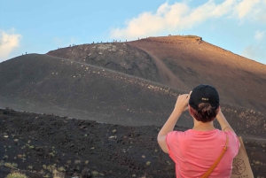 Taormina: excursión al atardecer al monte Etna con visita a una cueva y degustación