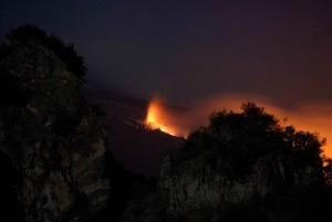 Taormina: excursión al atardecer al monte Etna con visita a una cueva y degustación
