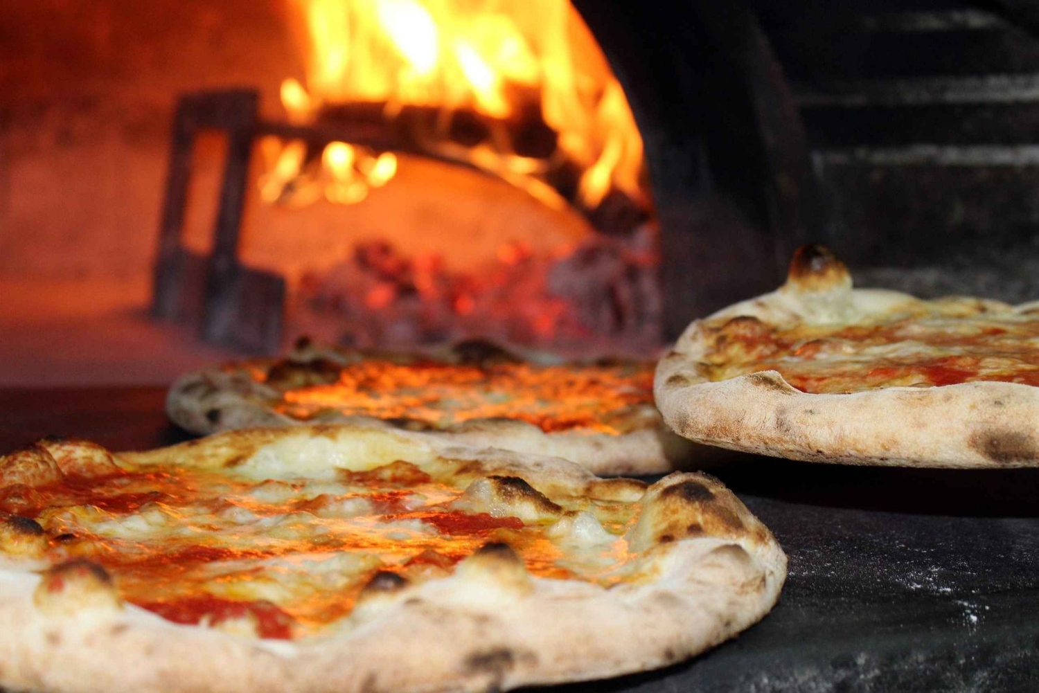 Taormina: lezione di pizza con pranzo e degustazione di vino