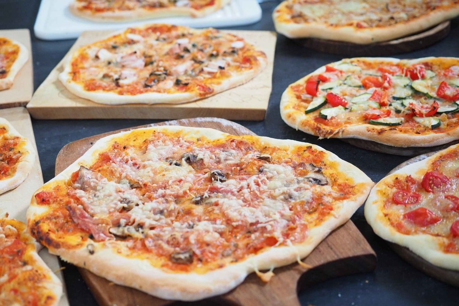 Taormina: lezione di pizza con pranzo e degustazione di vino