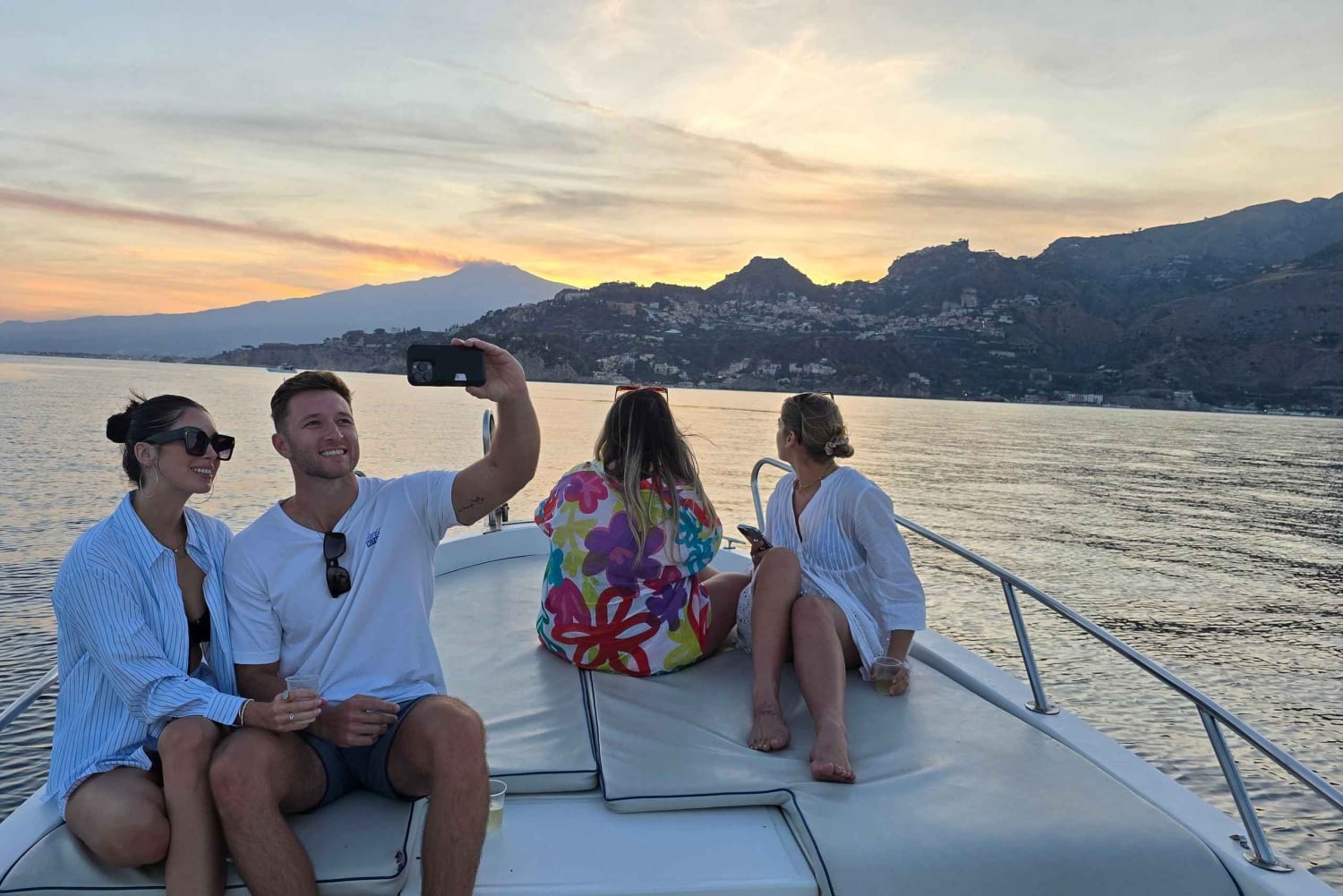 Taormine : sortie en bateau au coucher du soleil avec apéritif