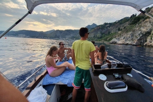 Taormine : sortie en bateau au coucher du soleil avec apéritif
