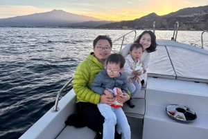 Taormine : sortie en bateau au coucher du soleil avec apéritif