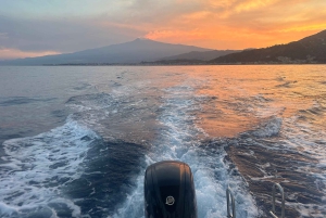 Taormine : sortie en bateau au coucher du soleil avec apéritif