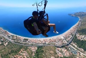 Taormina: voo duplo de parapente com fotos e vídeo