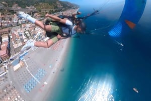 Taormina: voo duplo de parapente com fotos e vídeo