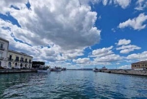 Tur i det historiske sentrum av Ortigia i elektrisk kjøretøy for familier MAX 5 P