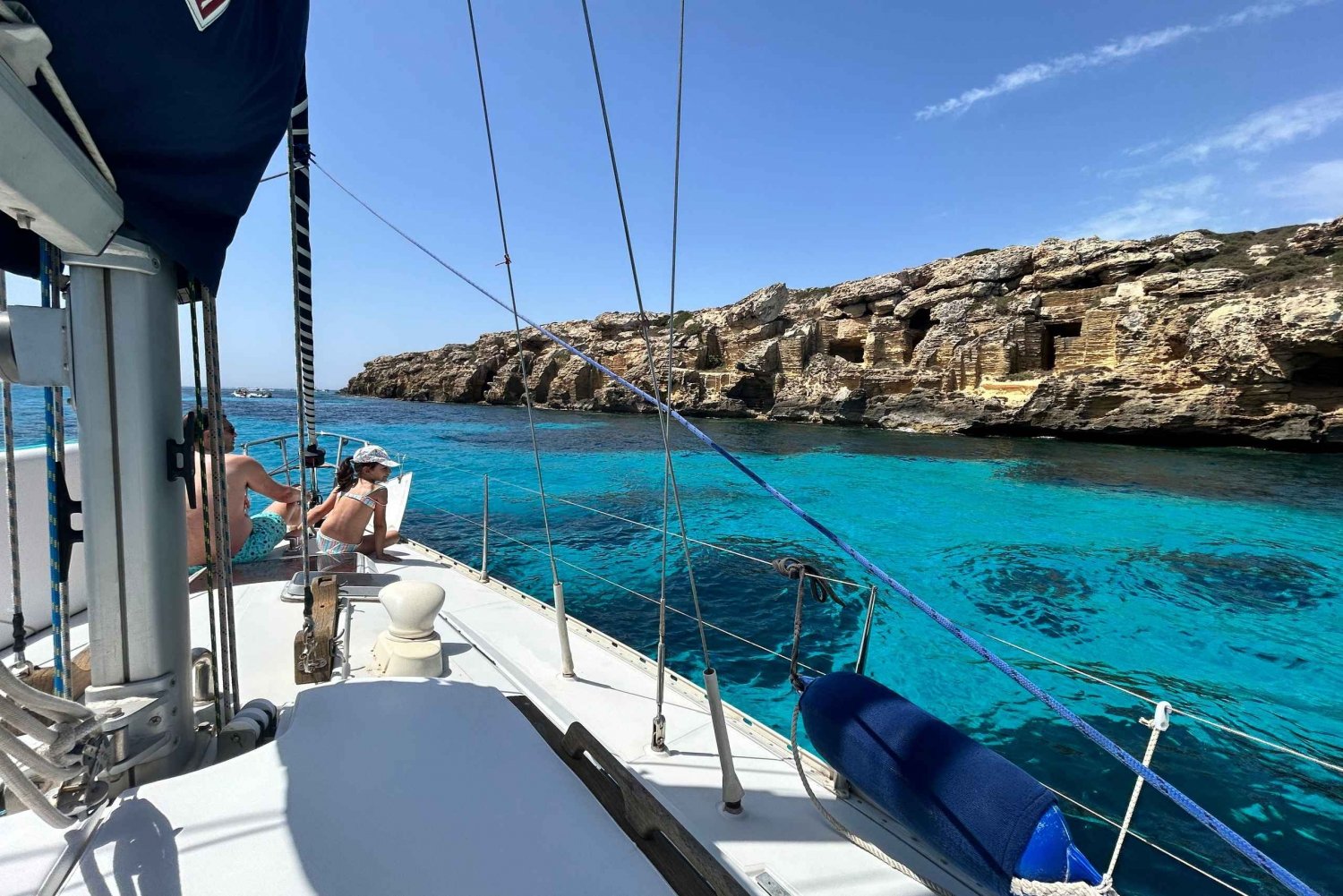 トラーパニ発エガディ諸島セーリングツアー(船上ランチ付き