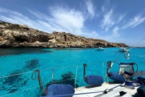 トラーパニ発エガディ諸島セーリングツアー(船上ランチ付き