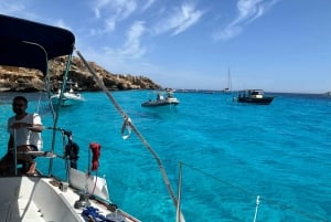 トラーパニ発エガディ諸島セーリングツアー(船上ランチ付き