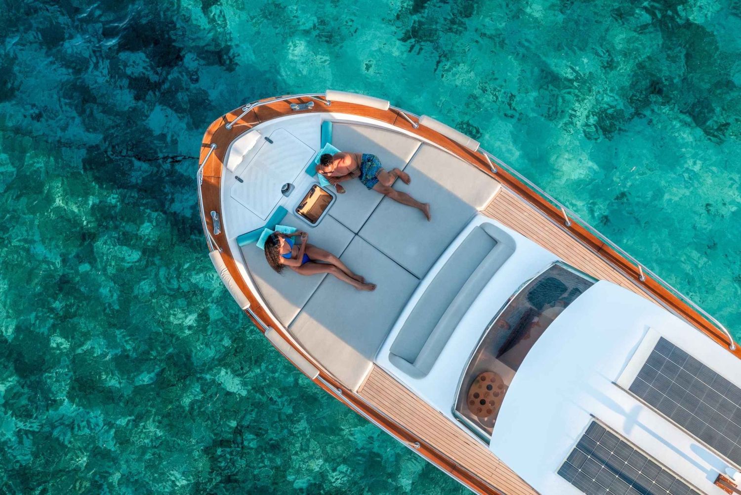 Trapani: tour in barca ibrida a Favignana e Levanzo con aperitivo